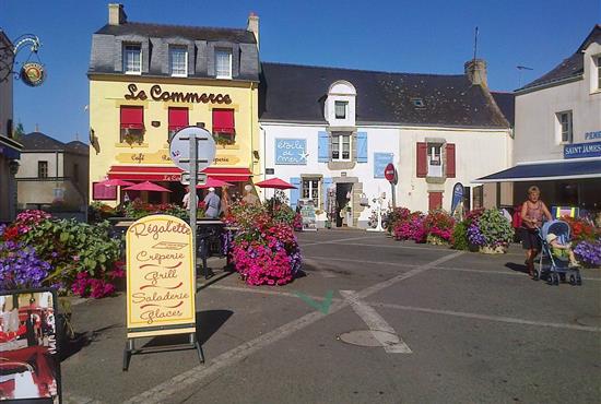 La Place du centre à Pénestin, Morbihan - Camping le kerfalher