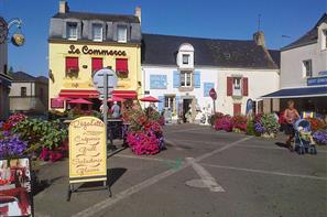 La Place du centre à Pénestin, Morbihan - Camping le kerfalher