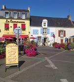 La Place du centre à Pénestin, Morbihan - Camping le kerfalher